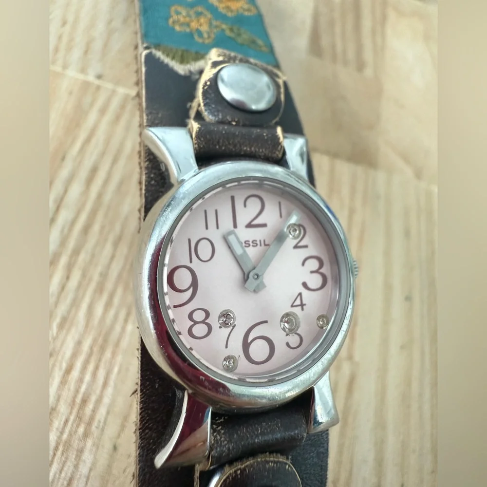 Vintage Fossil ladies wide distressed leather strap NEW BATTERY
